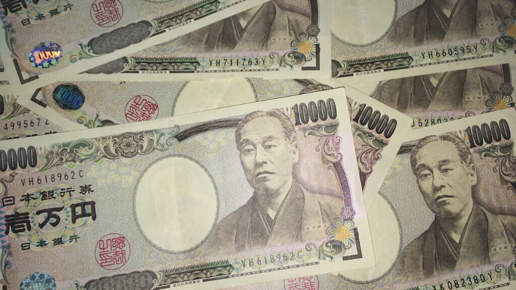 重ねられた1万円札