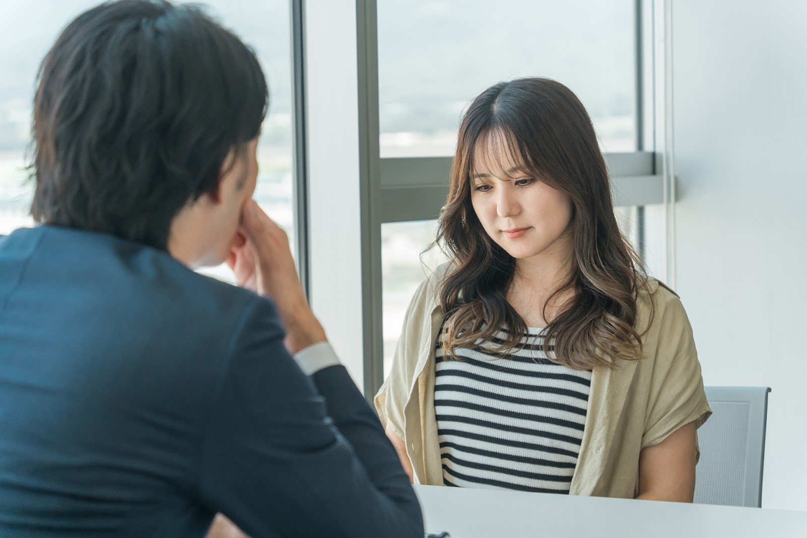 悩む女性