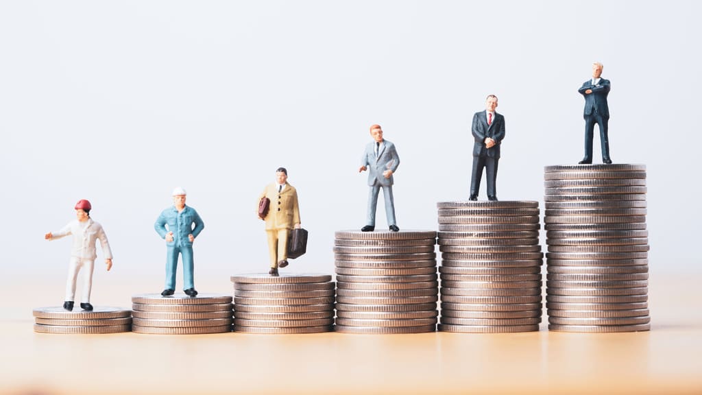 年収900万円の生活レベルは高い？苦しい？