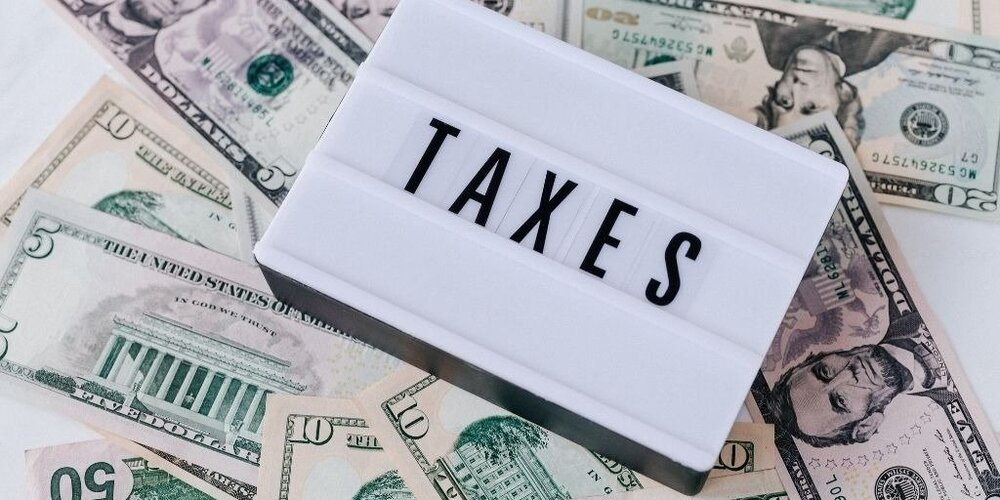 外国の紙幣の上に「taxes」の文字
